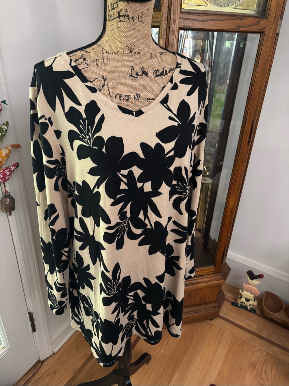 LuLaRoe Black and Cream Floral Tunic Top size L